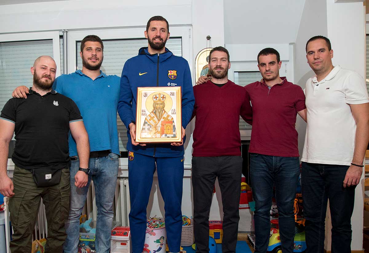  Charity organization Serbs for Serbs handed over the icon of Saint Basil of Ostrog to basketball player Nikola Mirotic