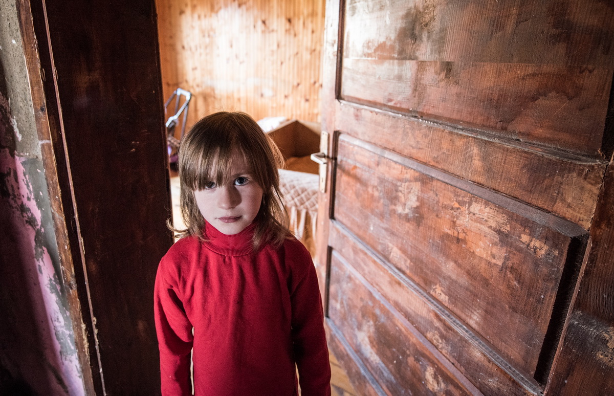  Humidity is destroying their house! The Lojanica family near Sjenica need help, they don’t even have chairs!