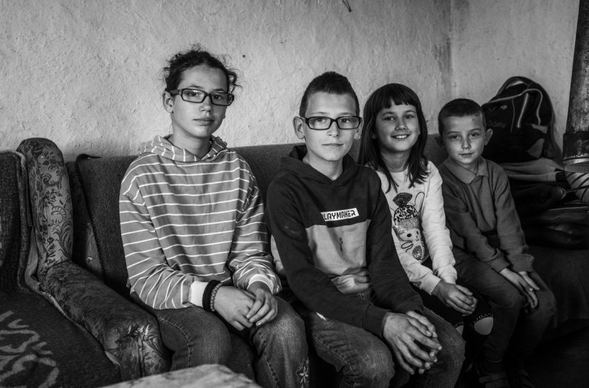  A lonely foursome from an Albanian village in Macedonia heartily cheer on Serbia. They dream about a ball and a new house! (video)