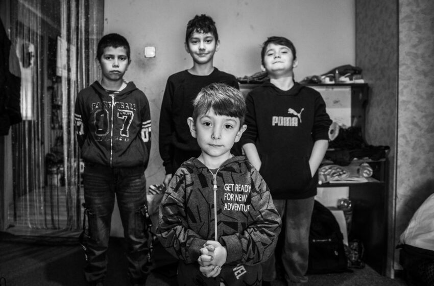  They dismantle cars, sell bricks, and help their dad who lost his job due to surgery – the Bižić brothers are saving up for a laptop and a new house!