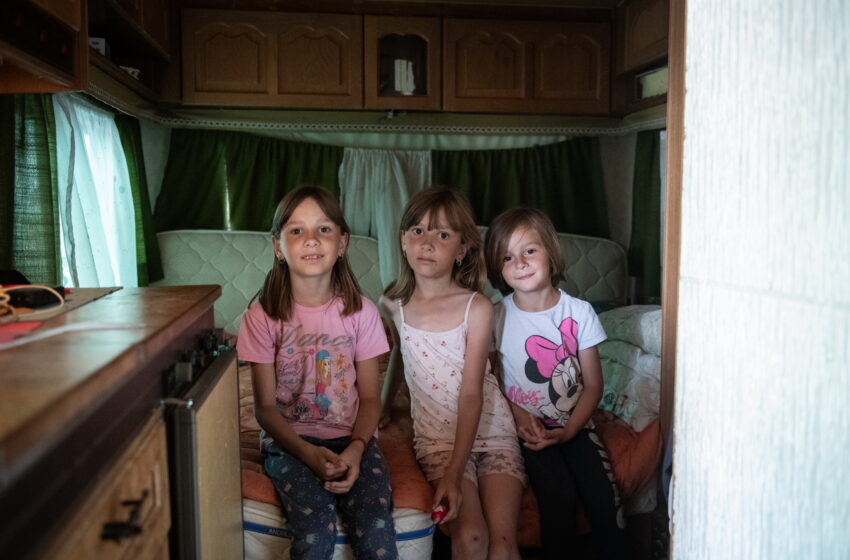  Five children ended up in a CAMPER TRAILER! Their father survived a severe traffic accident!